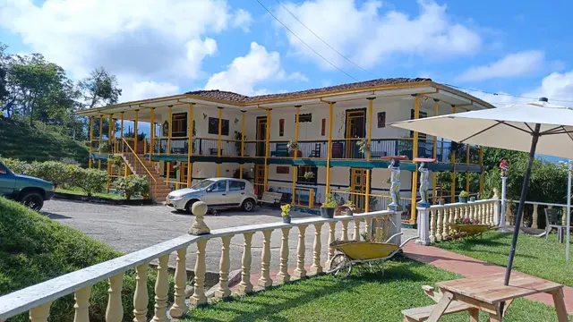 Casa principal de Finca Hotel El Paso rodeada de jardines