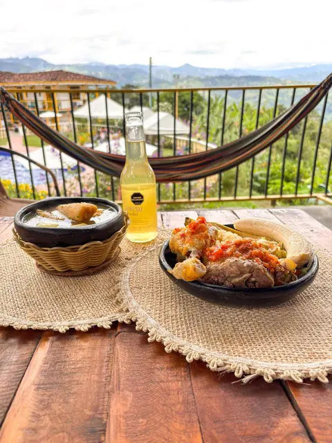 Almuerzo típico servido frente al paisaje de montaña