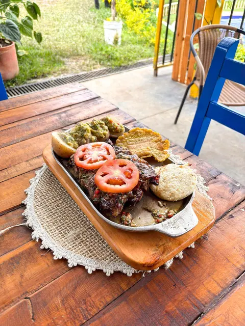 Plato a la parrilla con arepa, patacón, papa y ensalada