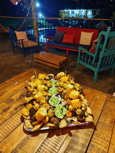 Picada para compartir servida en la terraza durante la noche