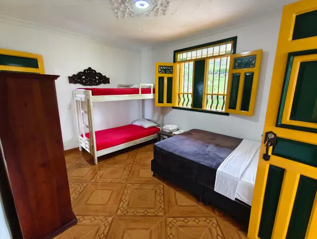 Habitación familiar con cama doble y camarote rojo