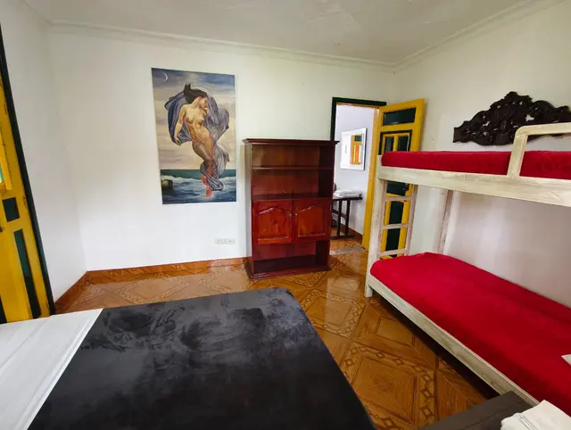 Segundo ángulo de habitación familiar con cama doble y camarote