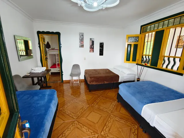 Habitación múltiple conectada con camas en dos ambientes